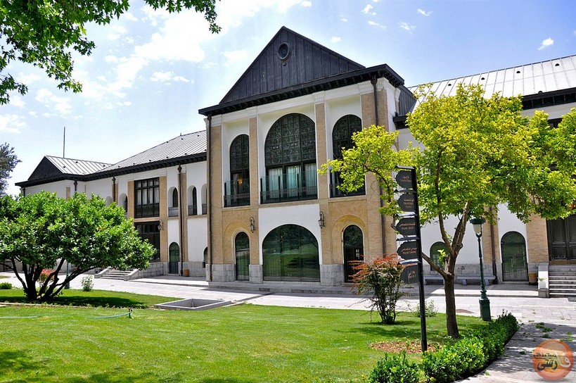 جاهای دیدنی تهران به زبان ایتالیایی کاخ نیاوران Palazzo Niavaran، واقع در گوشه شمال شرقی باغ نیاوران قرار دارد.
