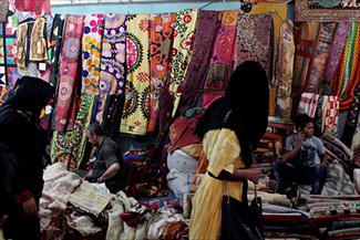 روسری ترکمن و مانتوی گل‌گلی در جمعه بازار