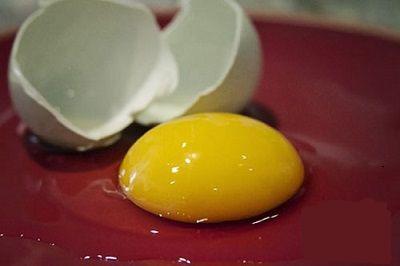 تخم مرغ مقدار زیادی پروتئین دارد (در هر گرم تخم مرغ حدود ۳.۶ تا ۶.۵ گرم پروتئین وجود دارد) که باعث می‌شود نرم کننده‌ی تخم مرغ، یک درمان پروتئینی قوی باشد
